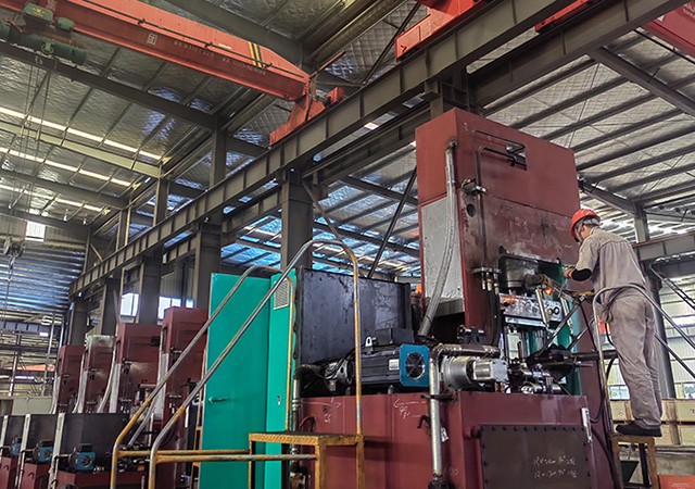 What functional characteristics do powder forming hydraulic presses need to have